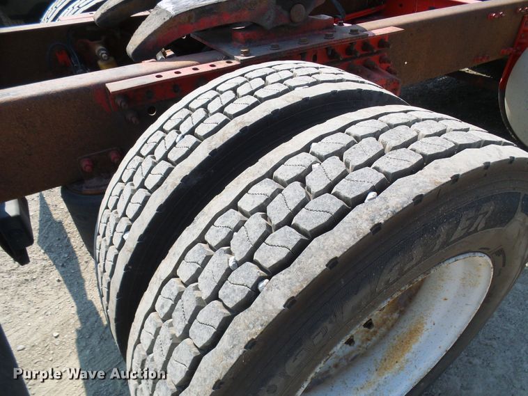 image for item DG2084 1999 Volvo VN  semi truck