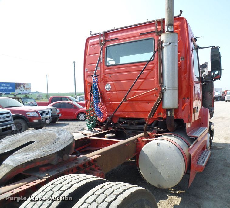 image for item DG2084 1999 Volvo VN  semi truck