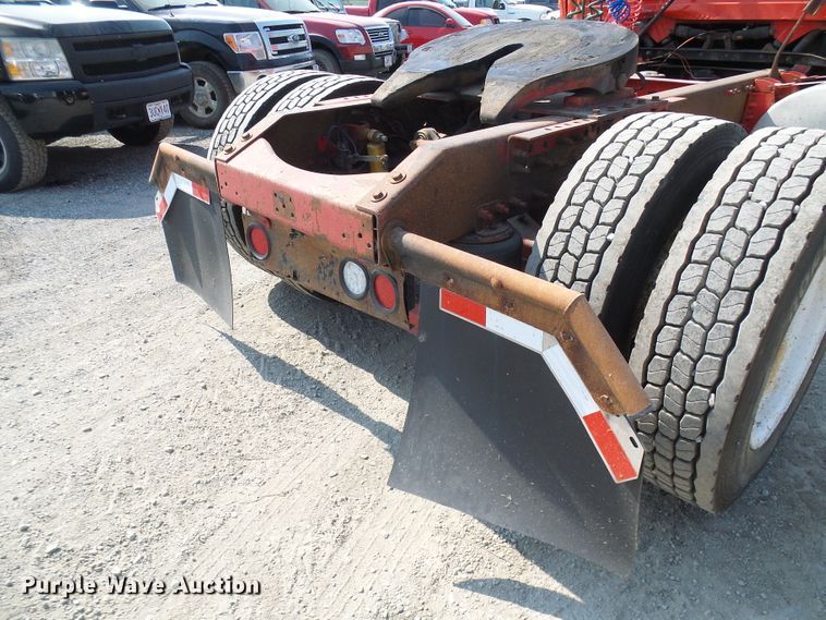 image for item DG2084 1999 Volvo VN  semi truck