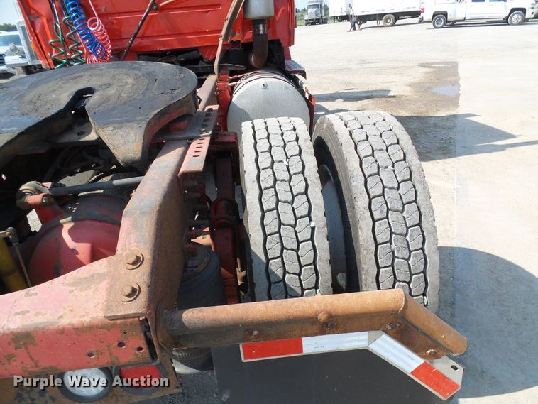 image for item DG2084 1999 Volvo VN  semi truck