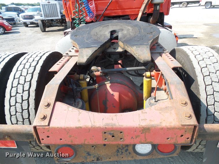 image for item DG2084 1999 Volvo VN  semi truck