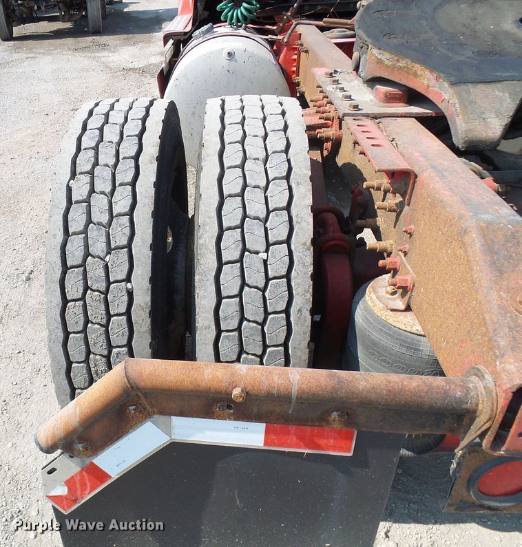 image for item DG2084 1999 Volvo VN  semi truck