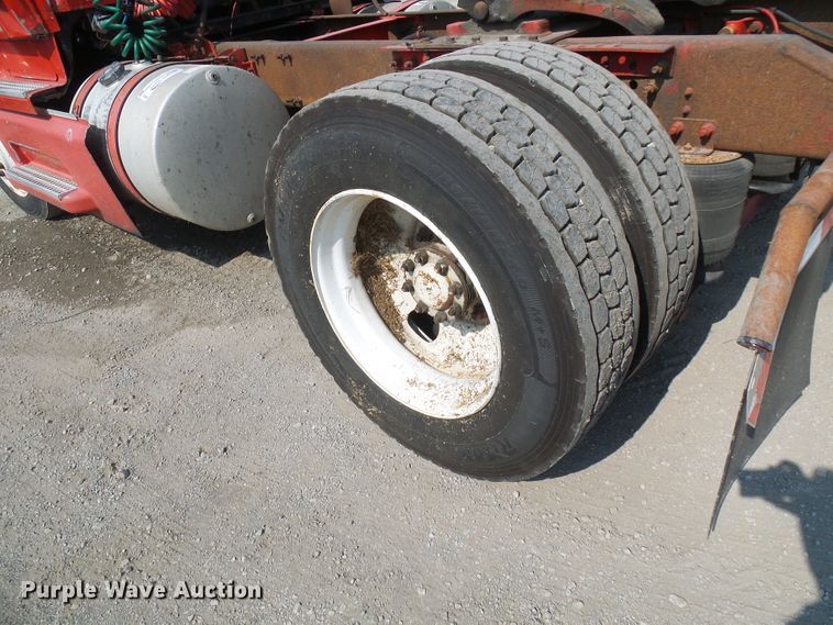 image for item DG2084 1999 Volvo VN  semi truck