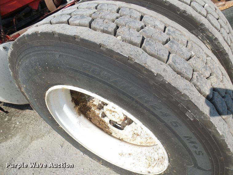 image for item DG2084 1999 Volvo VN  semi truck