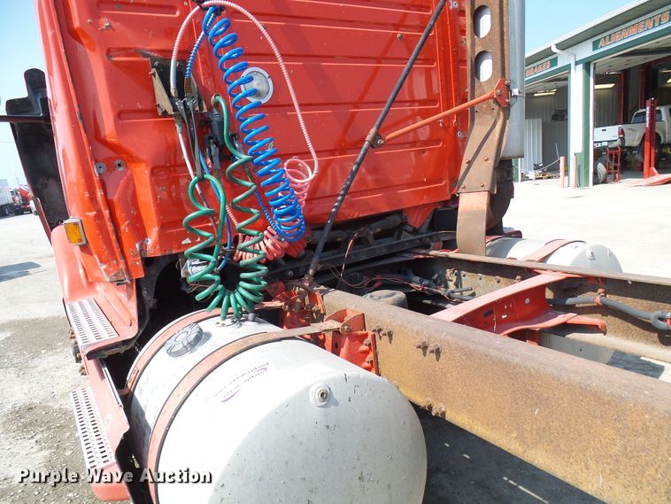 image for item DG2084 1999 Volvo VN  semi truck