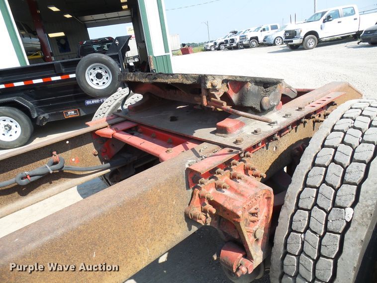 image for item DG2084 1999 Volvo VN  semi truck