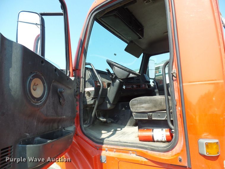 image for item DG2084 1999 Volvo VN  semi truck