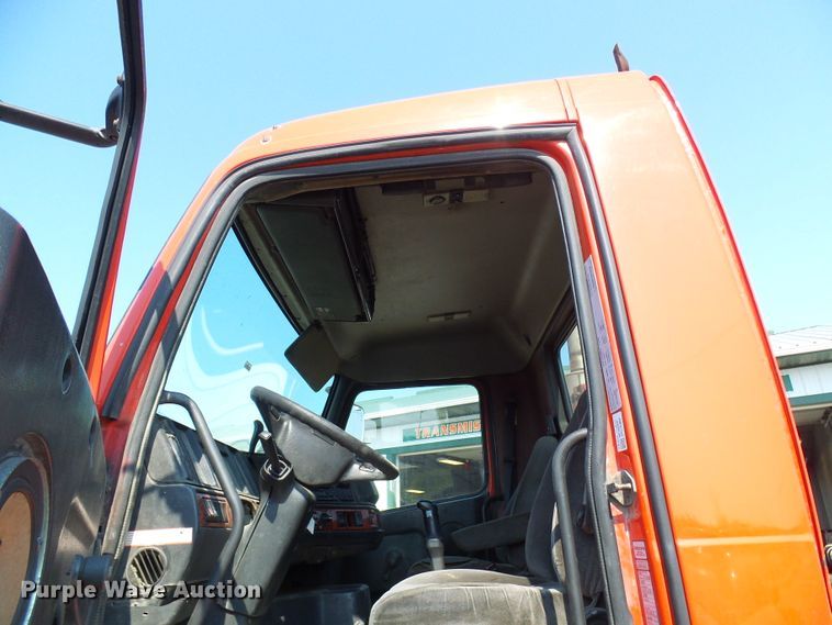 image for item DG2084 1999 Volvo VN  semi truck