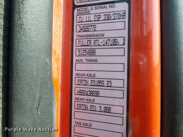 image for item DG2084 1999 Volvo VN  semi truck