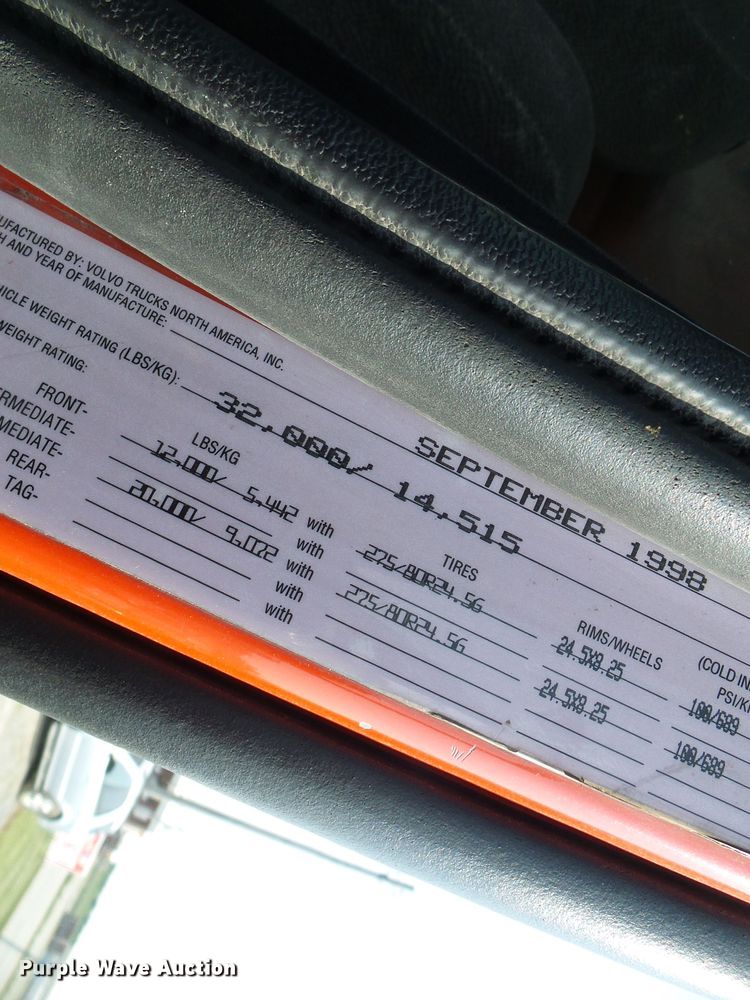 image for item DG2084 1999 Volvo VN  semi truck