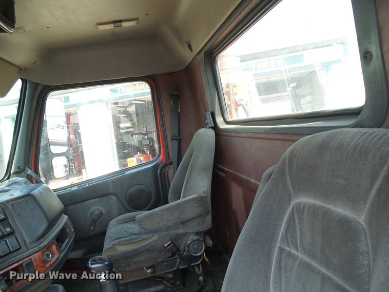 image for item DG2084 1999 Volvo VN  semi truck