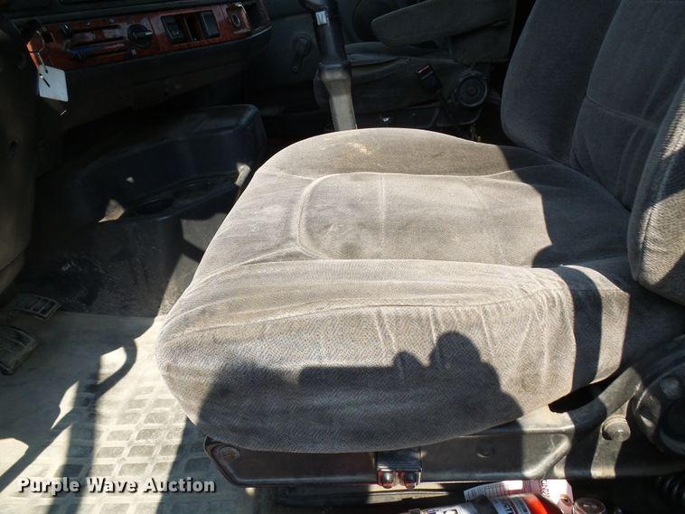 image for item DG2084 1999 Volvo VN  semi truck