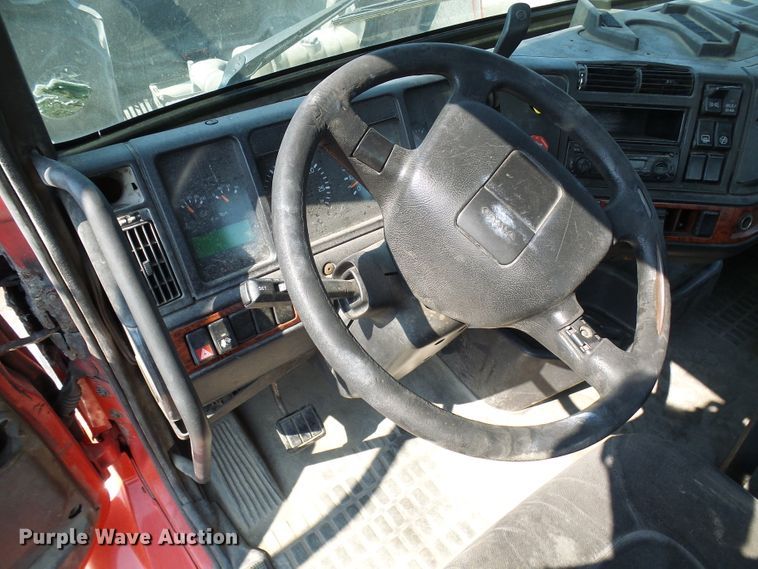 image for item DG2084 1999 Volvo VN  semi truck