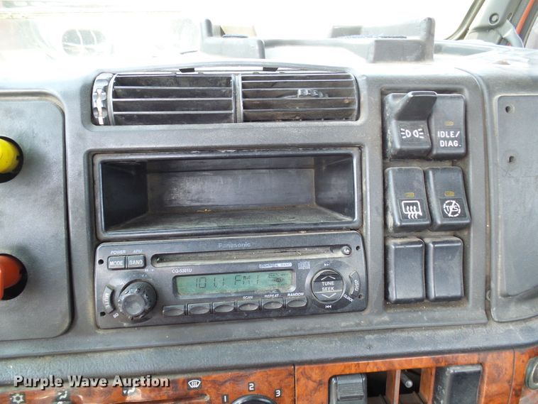 image for item DG2084 1999 Volvo VN  semi truck