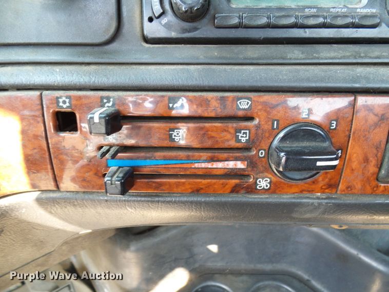 image for item DG2084 1999 Volvo VN  semi truck