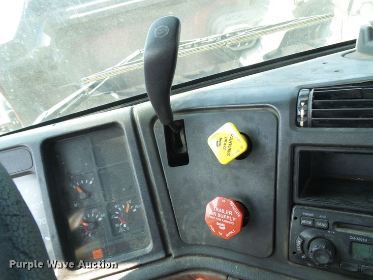 image for item DG2084 1999 Volvo VN  semi truck