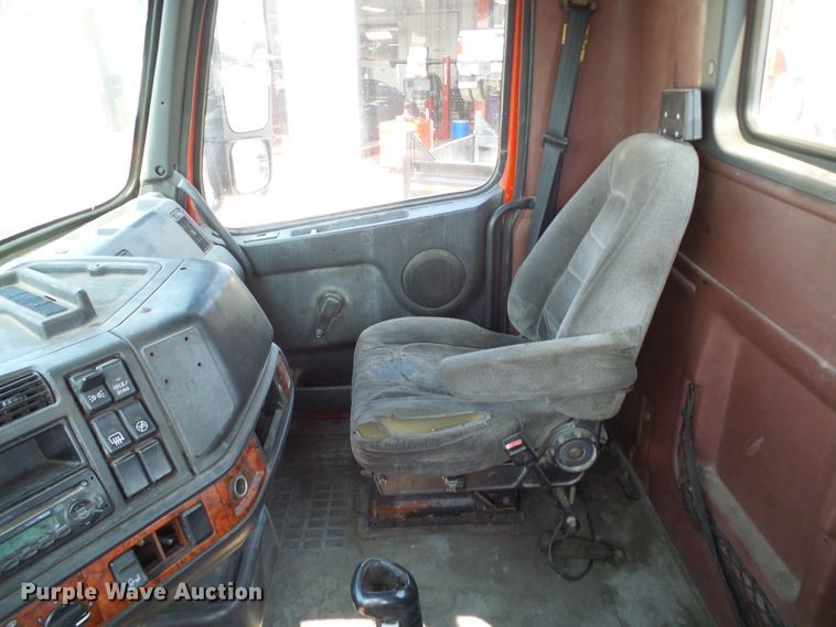 image for item DG2084 1999 Volvo VN  semi truck