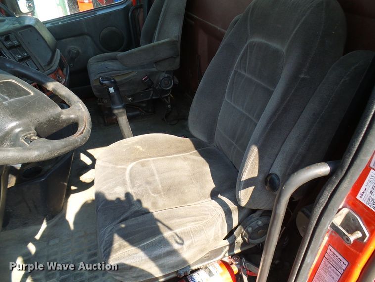 image for item DG2084 1999 Volvo VN  semi truck