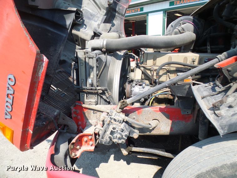 image for item DG2084 1999 Volvo VN  semi truck