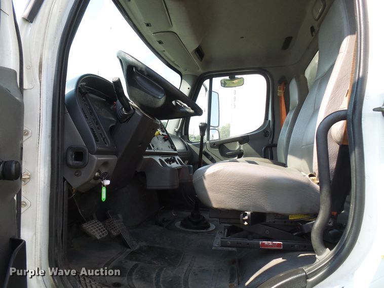 image for item DG2085 2007 Freightliner Business Class M2  box truck