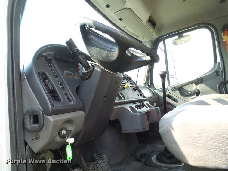 image for item DG2085 2007 Freightliner Business Class M2  box truck