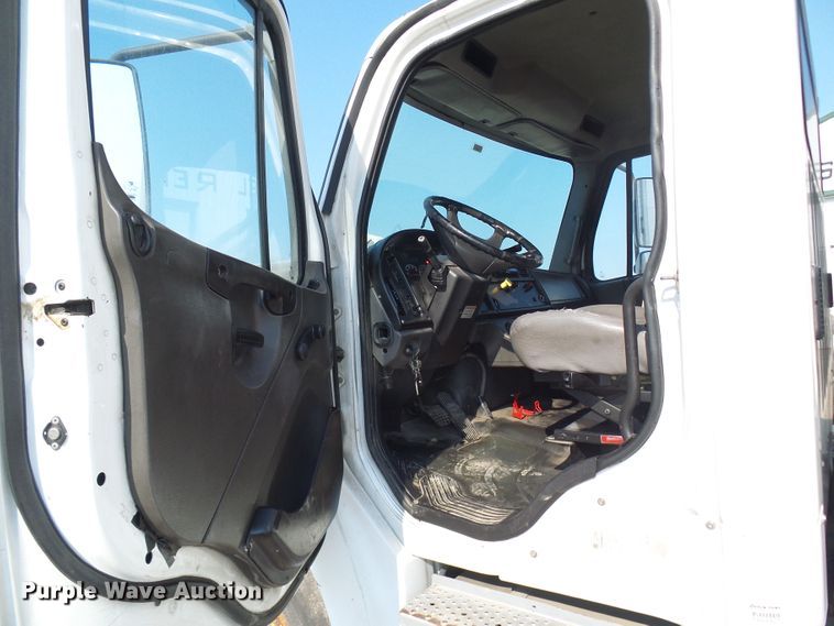 image for item DG2088 2007 Freightliner Business Class M2  box truck