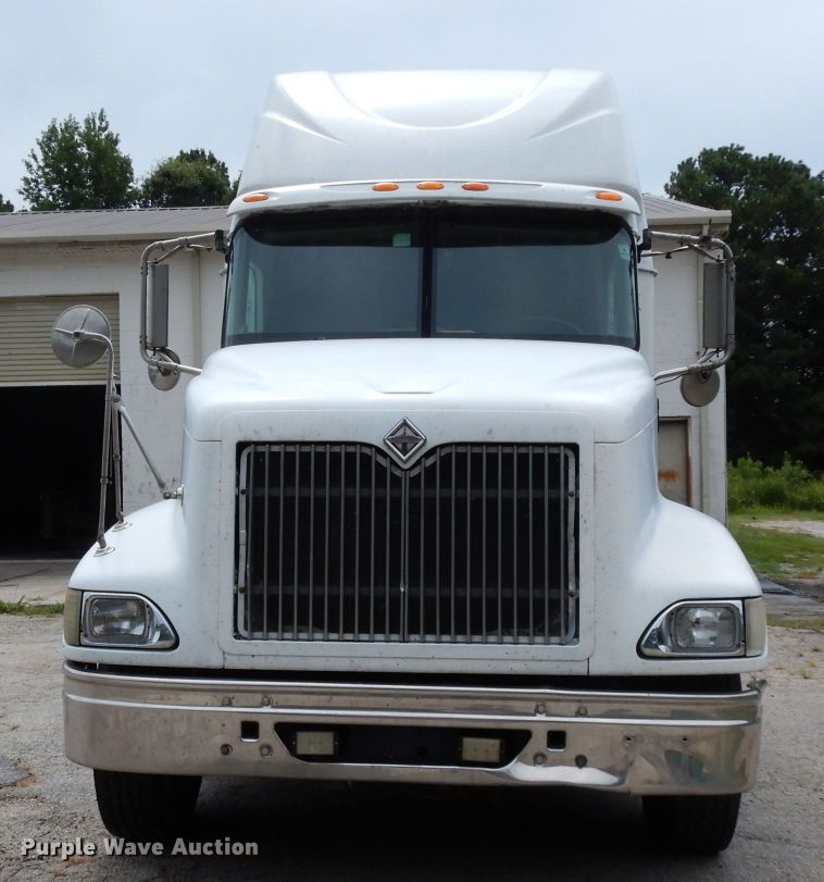 image for item DG6874 2004 International 9400i  semi truck