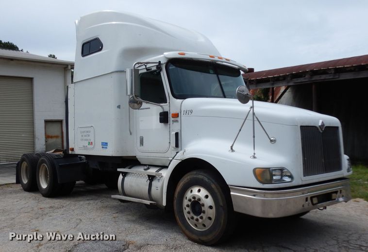 image for item DG6874 2004 International 9400i  semi truck