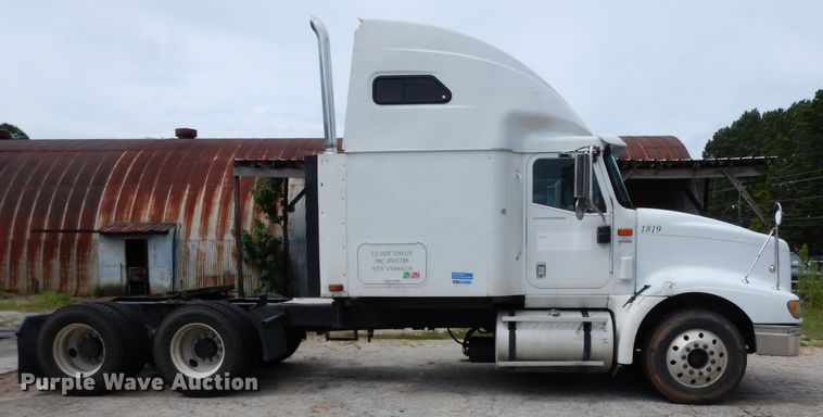 image for item DG6874 2004 International 9400i  semi truck