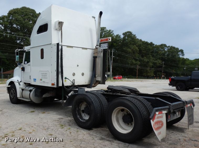 image for item DG6874 2004 International 9400i  semi truck