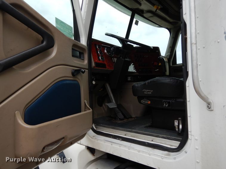 image for item DG6874 2004 International 9400i  semi truck