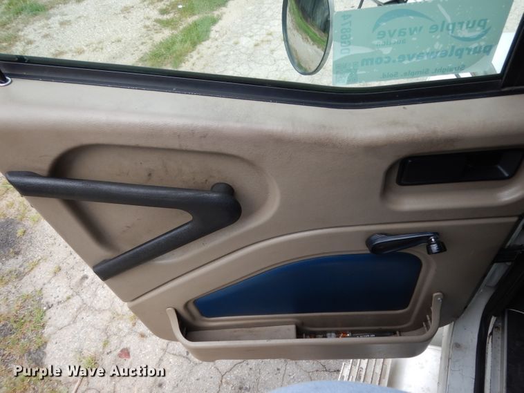 image for item DG6874 2004 International 9400i  semi truck