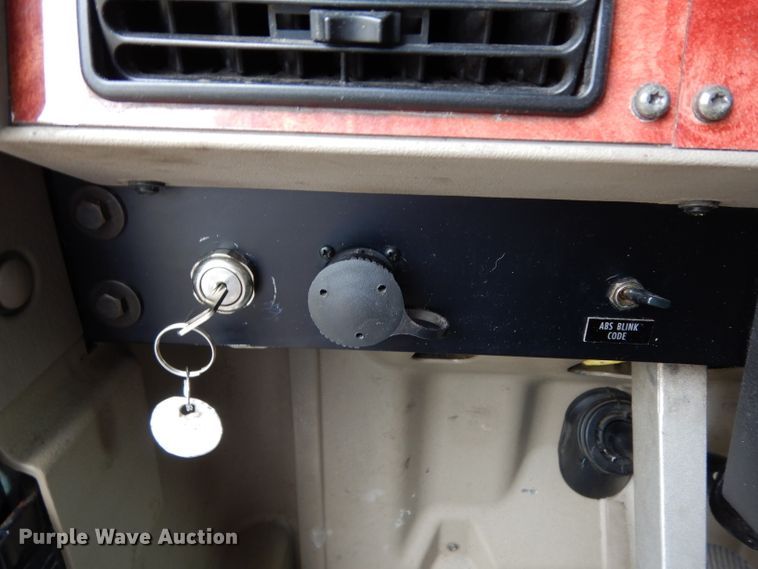 image for item DG6874 2004 International 9400i  semi truck