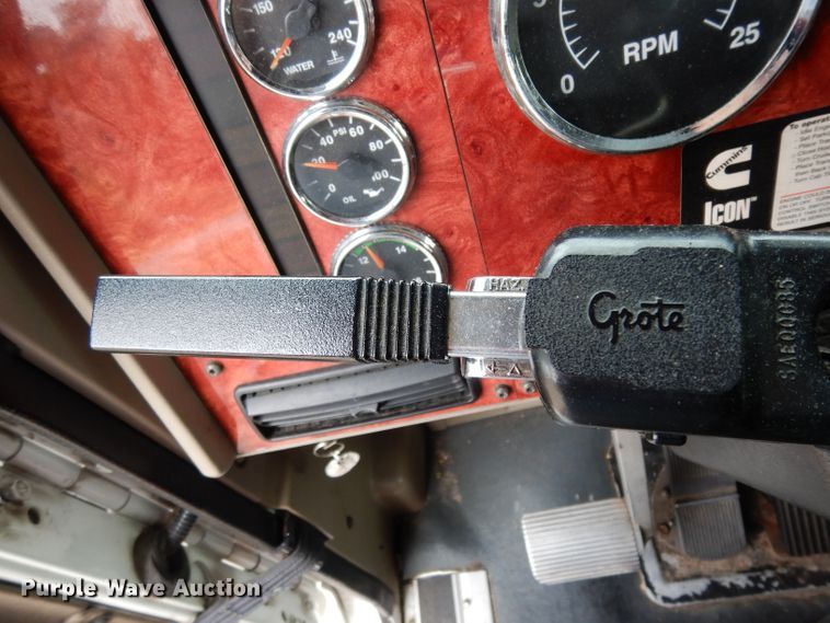 image for item DG6874 2004 International 9400i  semi truck