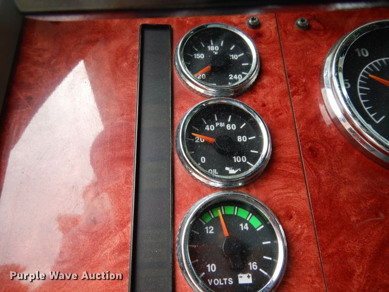 image for item DG6874 2004 International 9400i  semi truck