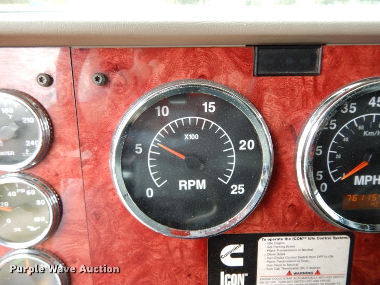 image for item DG6874 2004 International 9400i  semi truck