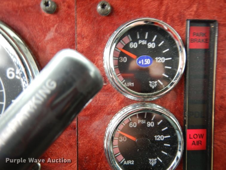 image for item DG6874 2004 International 9400i  semi truck