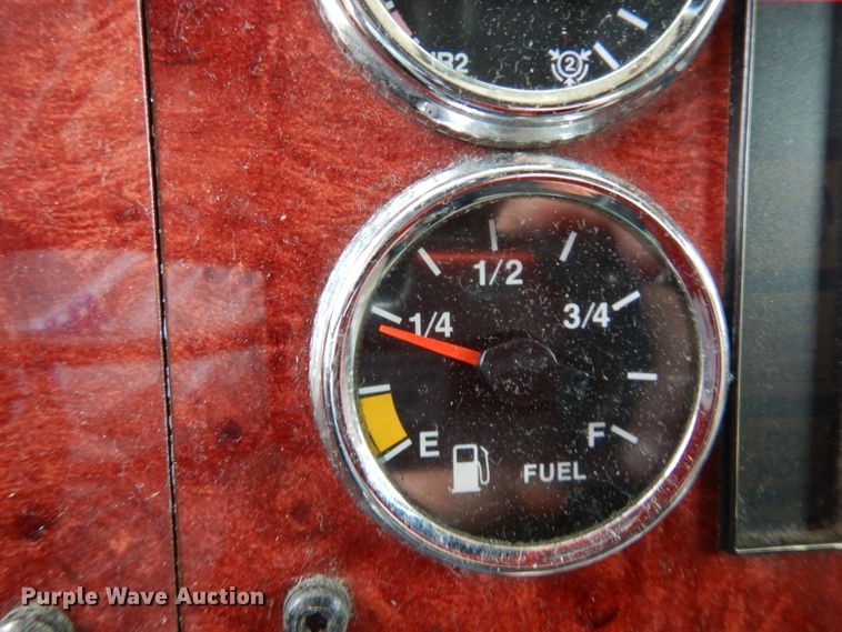 image for item DG6874 2004 International 9400i  semi truck