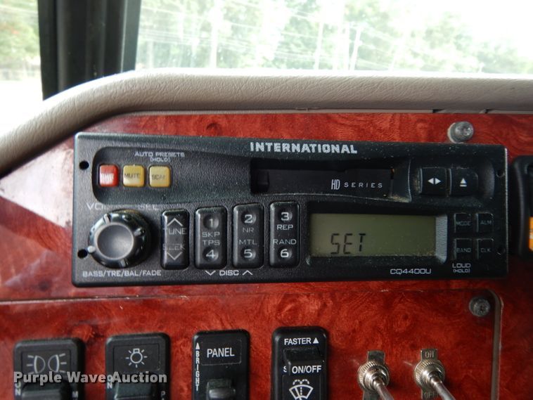 image for item DG6874 2004 International 9400i  semi truck