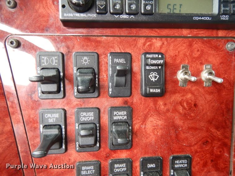 image for item DG6874 2004 International 9400i  semi truck