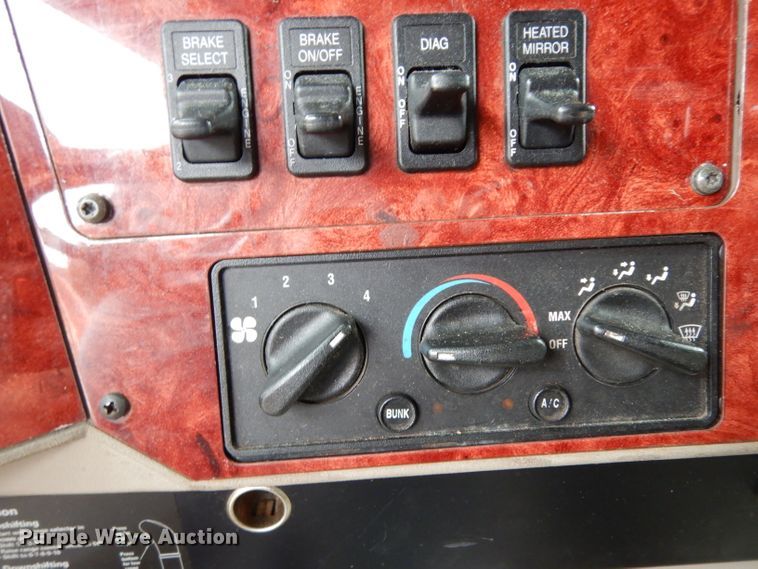 image for item DG6874 2004 International 9400i  semi truck