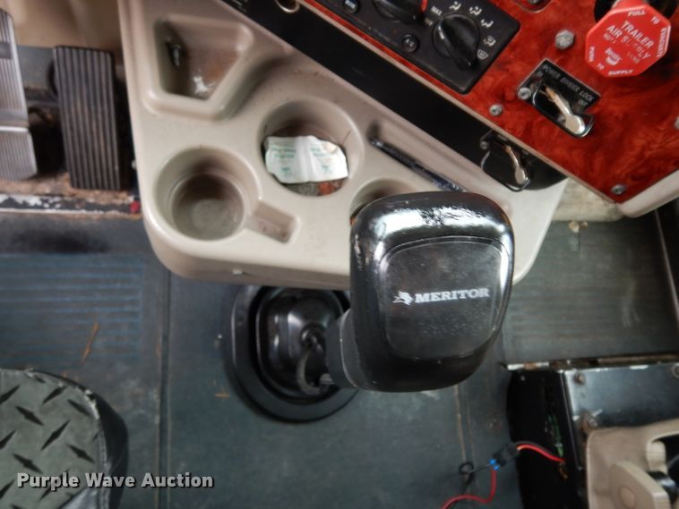 image for item DG6874 2004 International 9400i  semi truck