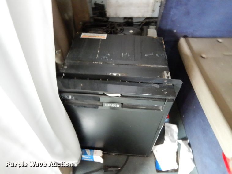 image for item DG6874 2004 International 9400i  semi truck