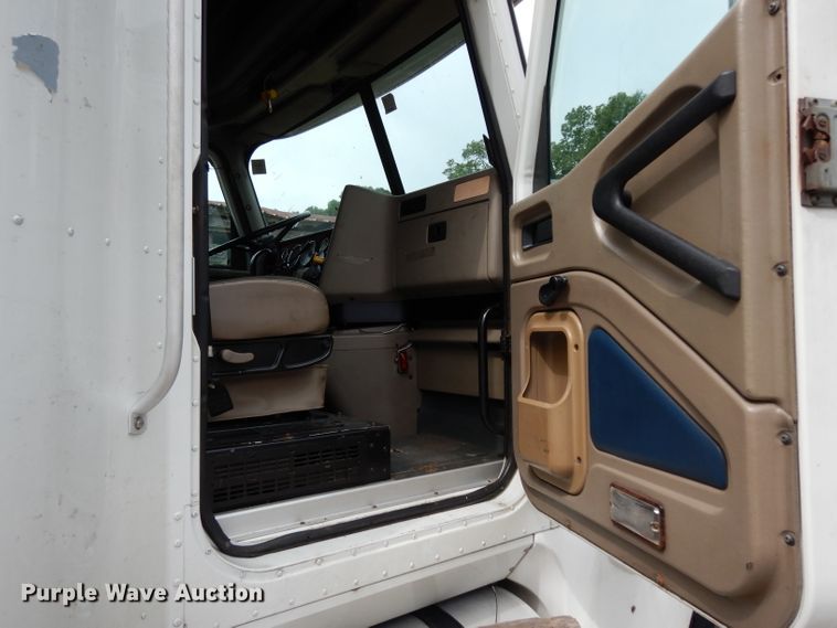 image for item DG6874 2004 International 9400i  semi truck