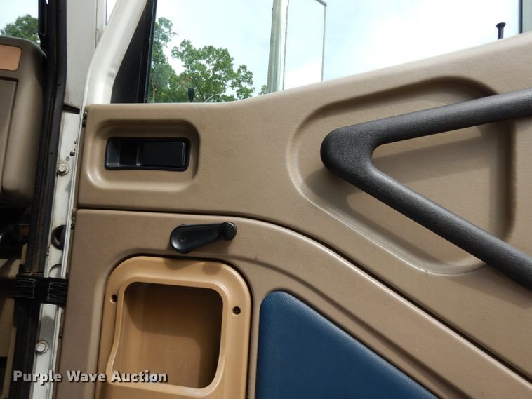 image for item DG6874 2004 International 9400i  semi truck