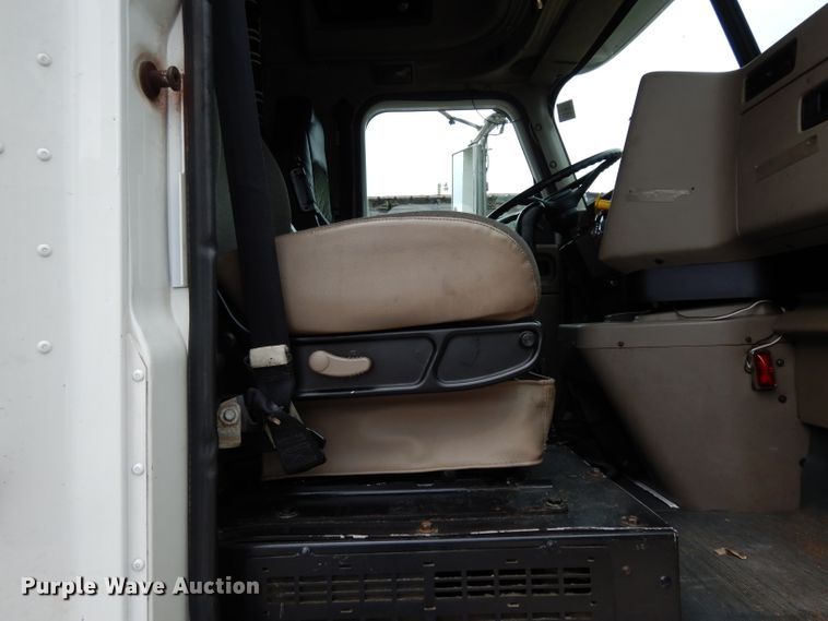 image for item DG6874 2004 International 9400i  semi truck