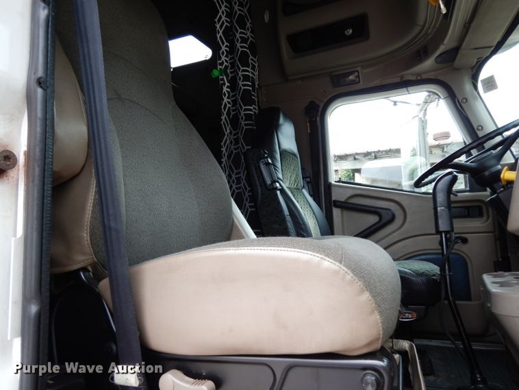 image for item DG6874 2004 International 9400i  semi truck