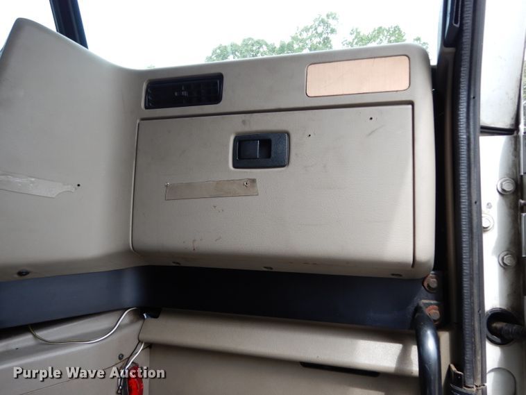 image for item DG6874 2004 International 9400i  semi truck