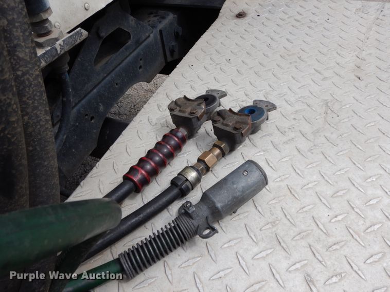 image for item DG6874 2004 International 9400i  semi truck