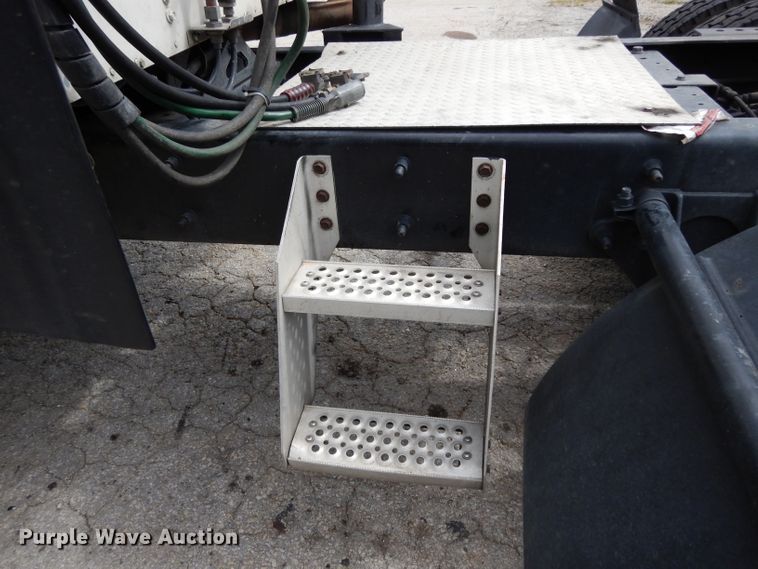 image for item DG6874 2004 International 9400i  semi truck